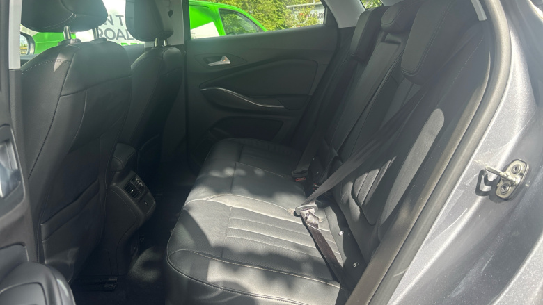 Vauxhall Grandland X 1.6 Hybrid4 300 Business Ed Nav Premium 5dr Auto Hatchback